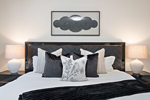 3 عدّة غرف نوم ومكواة/لوح كي وواي فاي وملاءات أسرّة