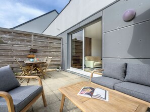 Outdoor dining - Le nid du Golfe by Interhome (Baden)