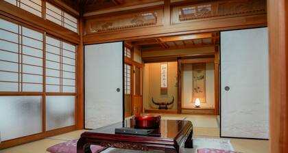 In a quiet, green environment, with free parking, your room is in the middle of the ocean, you have your own spacious wooden room, a spacious living room with outdoor seating, and your own private garden with a roast fireplace.