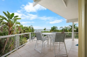 Outdoor dining - Manasota Bayview – Pool, Dock, Beach, Sleeps 10 (Englewood)