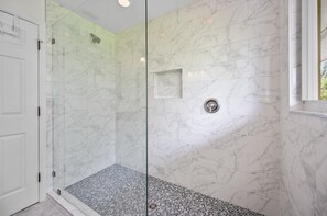 Shower, hair dryer - Manasota Bayview – Pool, Dock, Beach, Sleeps 10 (Englewood)