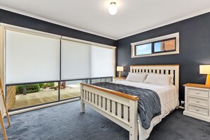 4 bedrooms, internet, bed sheets - Apollo's Rest. (Apollo Bay)