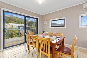 Dining - Apollo's Rest. (Apollo Bay)
