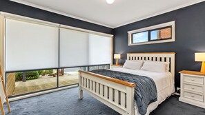 4 bedrooms, iron/ironing board, internet, bed sheets - Apollo's Rest -  Ocean Views Retreat (Apollo Bay)