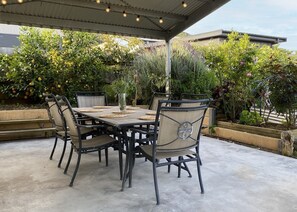 Outdoor dining - Apollo's Rest. (Apollo Bay)