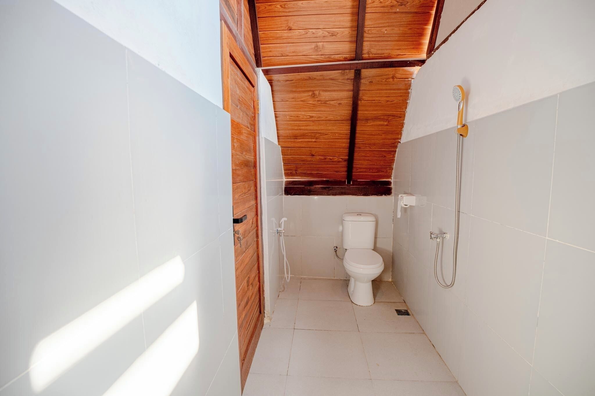 Kamar Deluks | Kamar mandi | Shower, perlengkapan mandi gratis, handuk, dan sabun