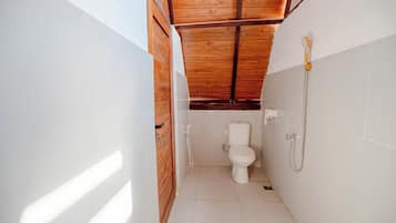 Deluxe Room | Bathroom | Shower, free toiletries, towels, soap
