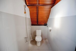Habitación Deluxe | Baño | Regadera, amenidades de baño gratuitas, toallas, jabón 
