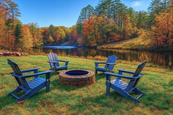 Property grounds - Relax on Eagle Lake! Lakefront Getaway perfect for Groups! (Coalmont)