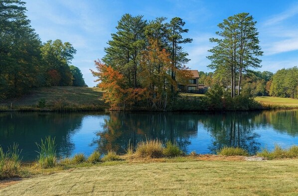 Property grounds - Relax on Eagle Lake! Lakefront Getaway perfect for Groups! (Coalmont)