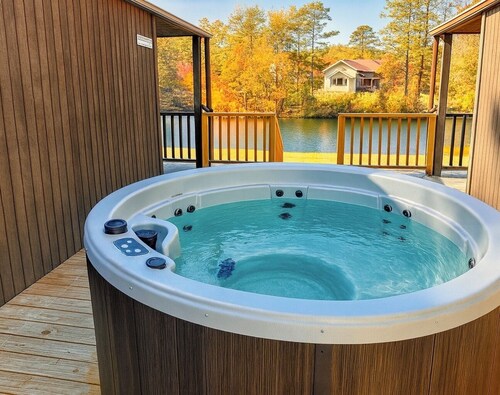 Relax at Eagle’s Landing on the Lake - Hot Tub and Paddle Boat! Veteran Owned!