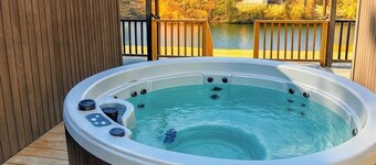 Relax at Eagle’s Landing on the Lake - Hot Tub and Paddle Boat! Veteran Owned!