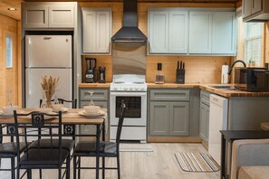 Fridge, microwave, oven, stovetop - Unwind at Eagle’s Landing on the Lake - Hot Tub and Paddle Boat! Veteran Owned! (coalmont)