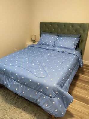 1 dormitori, planxa i posts de planxar i wifi 