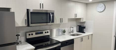 Micro-ondes, four, plaque de cuisson, lave-vaisselle