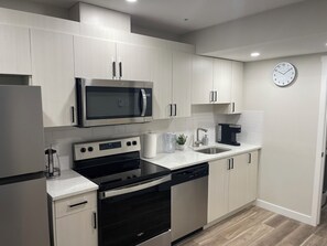 Microwave, oven, stovetop, dishwasher - New Tastefully Furnished Suite In Regina (Regina)