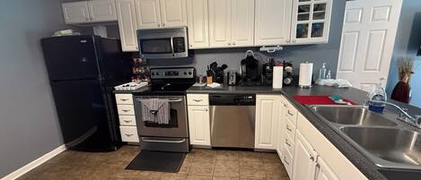 Mikrowelle, Ofen, Herdplatte, Geschirrspüler