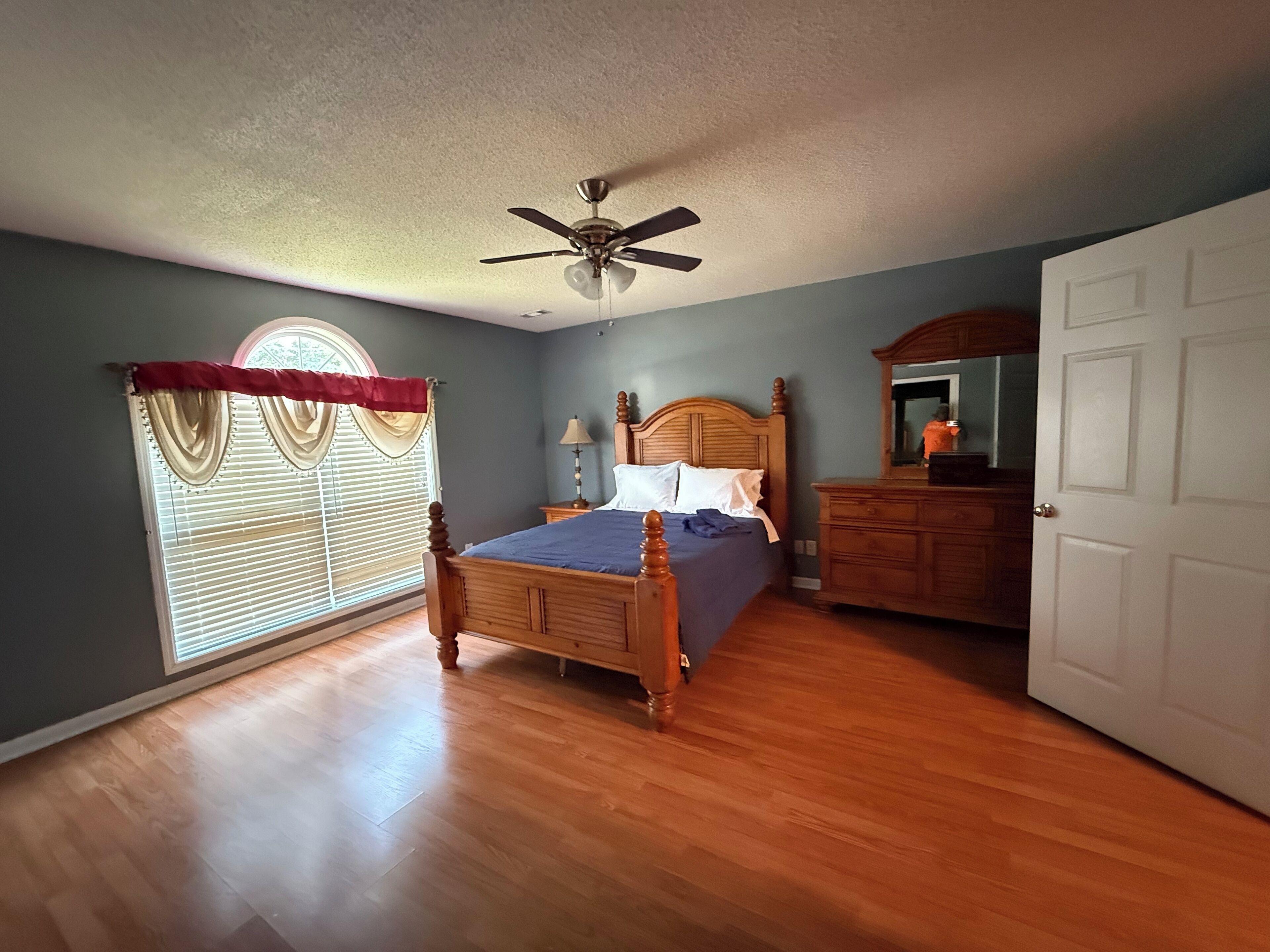 3 habitaciones, tabla de planchar con plancha, wifi y ropa de cama 