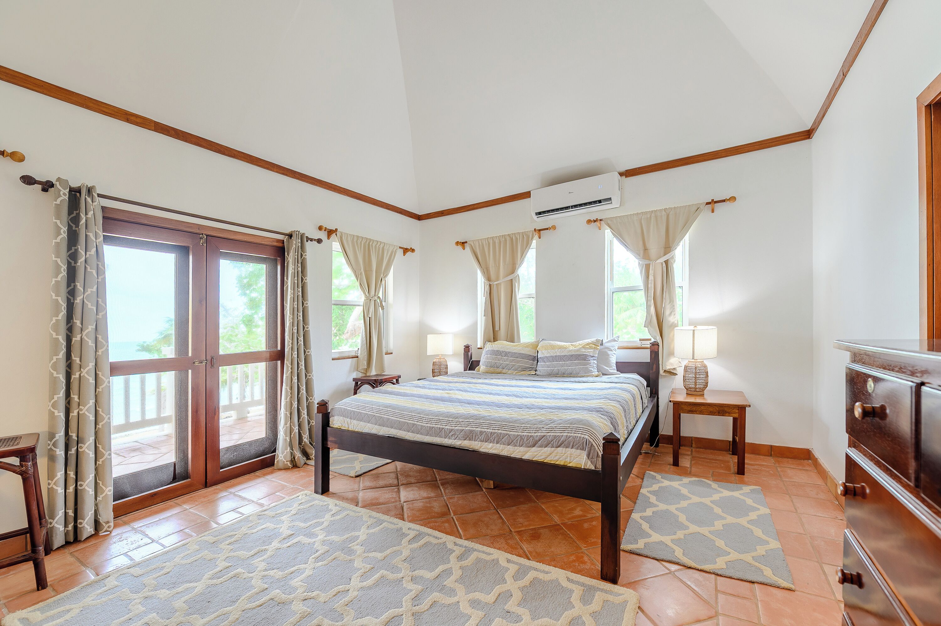 3 habitaciones, tabla de planchar con plancha, wifi y ropa de cama 