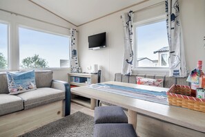TV - Cabin - Sleeps 4 - Pets Ok - Balcony - Parking (Watchet)