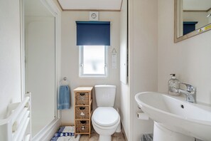 Shower, hair dryer, towels - Cabin - Sleeps 4 - Pets Ok - Balcony - Parking (Watchet)