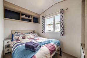 2 bedrooms, iron/ironing board, WiFi, bed sheets - Cabin - Sleeps 4 - Pets Ok - Balcony - Parking (Watchet)