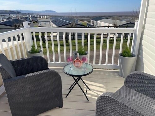 Cabin - Sleeps 4 - Pets Ok - Balcony - Parking