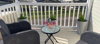 Cabin - Sleeps 4 - Pets Ok - Balcony - Parking
