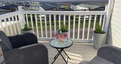 Cabin - Sleeps 4 - Pets Ok - Balcony - Parking