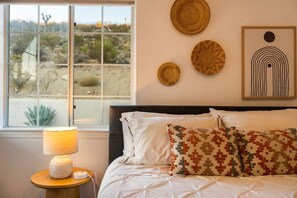 Desk, travel crib, free WiFi, bed sheets - Joshua Viewpoint / Near NP / Spa / Firepit (Yucca Valley)