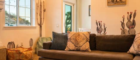 Smart-tv, bordtennisbord, bøger