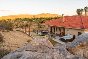 Terrace/patio - Joshua Viewpoint / Near NP / Spa / Firepit (Yucca Valley)