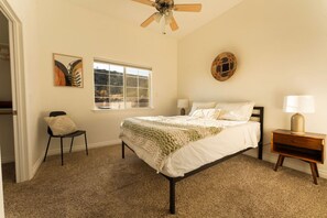 Desk, travel crib, free WiFi, bed sheets - Joshua Viewpoint / Near NP / Spa / Firepit (Yucca Valley)