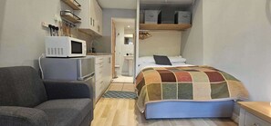 WiFi, bed sheets - Studio - Sleeps 2 - Private Garden (Reading)