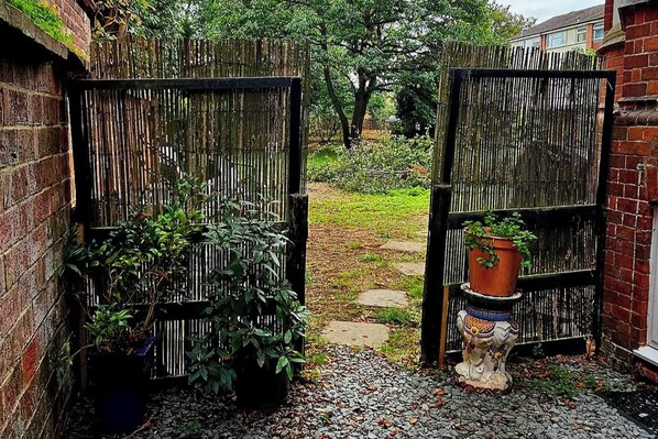 Property grounds - Studio - Sleeps 2 - Private Garden (Reading)