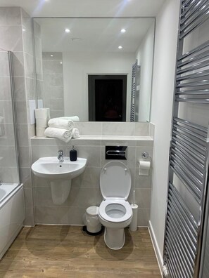 Een douche, handdoeken