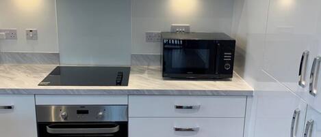 Frigorífico, microondas, horno y placa de cocina