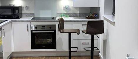 Geladeira, micro-ondas, fogão, cooktop