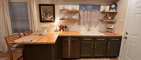 冷蔵庫、電子レンジ、オーブン、コンロ