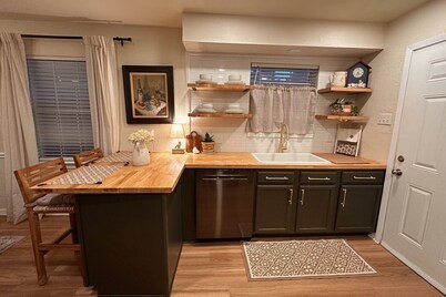 Cozy Cottage | 3 BR/2 BA -15 min Downtown Dallas