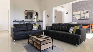 Condo, 3 phòng ngủ, hút thuốc, hồ bơi riêng | Phòng khách