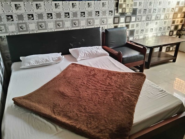Bagian depan properti - sore/malam
