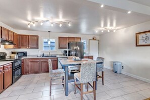 Fridge, oven, stovetop, dishwasher