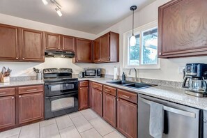 Réfrigérateur, four, plaque de cuisson, lave-vaisselle