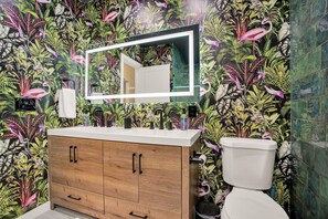 ヘアドライヤー、タオル、石鹸、トイレットペーパー