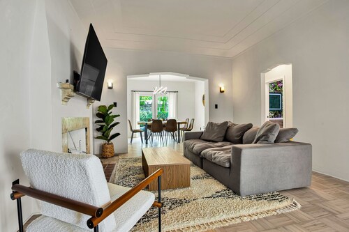 Villa in the heart of design district! POOL+LOCATION