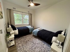 3 slaapkamers, een strijkplank/strijkijzer, gratis wifi, beddengoed