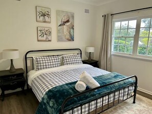 3 bedrooms, iron/ironing board, free WiFi, bed sheets - Glenbrook Bluegum Hideaway (sleeps 6) - pet friendly. Your home away from home (Glenbrook)