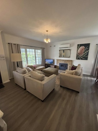 Smart TV, fireplace. Glenbrook Bluegum Hideaway (sleeps 6) - pet friendly. Your home away from home