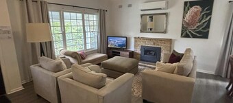 Glenbrook Bluegum Hideaway (sleeps 6) - pet friendly. Your home away from home